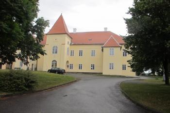 Pohled na hlavní čelní věž a vých.boční věž ( © Dušan Dohňanský 08/2019)