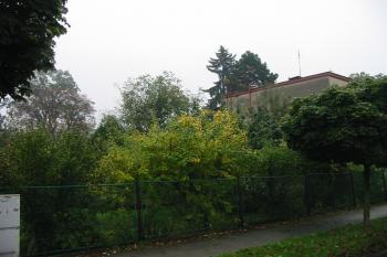 současná zahrada u RD,stojícího na místě zámku (© D Dohňanský, 10/2015)