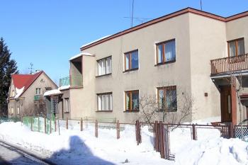 Panorama domu, jenž byl vystavěn na pozůstatcích základů zámku (© Jan P. Štěpánek 02/2006)