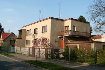 Pohled na dům, který byl vystavěn na pozůstatcích základů zámku Brandýs ( © Miroslav BITTER 05/2007)