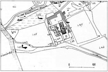 Vyznačení zámku (šedě) a dvora na mapě stabilního katastru ze 30. let 19. století ( © F. Musil, M. Plaček, J. Úlovec: Zaniklé hrady, zámky a tvrze Čech, Moravy a Slezska po roce 1945, Libri, Praha 2005)