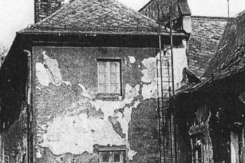 Pohled od severozápadu na budovu bývalého zámku před zbořením (© F. Musil, M. Plaček, J. Úlovec: Zaniklé hrady, zámky a tvrze Čech, Moravy a Slezska po roce 1945, Libri, Praha 2005)
