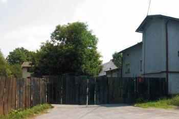 Celkový pohled na „zámecký dvůr“ ohraničen plechovým plotem – zámek samotný stával v levé části snímku. ( © Miroslav BITTER 2005)