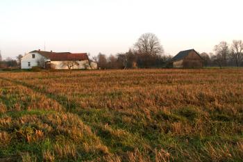 Pohled na místo kde stávala tvrz. ( © Miroslav BITTER 11/2006)