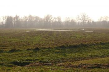 Totéž foto od severu s vyznačenými linkami jádra a valu v pozadí ( © Jan P. Štěpánek 11/2006)
