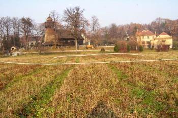 Tentýž pohled od jihuse zvýrazněnými tvary valu, příkopu a jádra ( © Jan P. Štěpánek 11/2006)