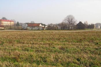 Tentýž pohled od západu se zvýrazněnými tvary jádra (vlevo) a valu (vpravo) ( © Jan P. Štěpánek 11/2006)