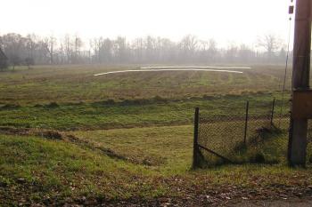 Pohled od kostela se zvýrazněními liniemi zanikajících terénních útvarů tvrze ( © Jan P. Štěpánek 11/2006)