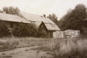 budova zámku těsně před plánovaným zbořením v roce 2002 ( ©  F. Musil 2002)