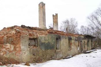 objekt zámku - demolice započala ubouráním střechy ( © Jan P. Štěpánek 03/2005)