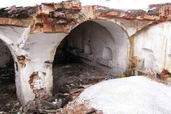 zřícené klenby koníren sousedících se zámkem ( © Jan P. Štěpánek 03/2005)