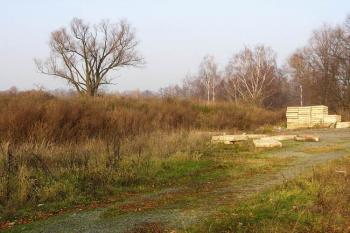  Pohled na místo zaniklého východního objektu dvora jehož severní část tvořil zámek ( © Jan P. Štěpánek 11/2006)