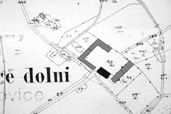 Vyznačení zámku (černě) a dvora (šedě) na mapě Pozemkového katastru z počátku 20. století. ( © J. Tichánek a kolektiv: Šlechtická sídla na Frýdecko-Místecku, Alpress, Frýdek-Místek 2006)