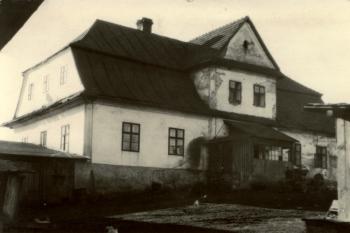 Průčelí zámku obrácené do dvora od východu ( © J. Tichánek a kolektiv: Šlechtická sídla na Frýdecko-Místecku, Alpress, Frýdek-Místek 2006)