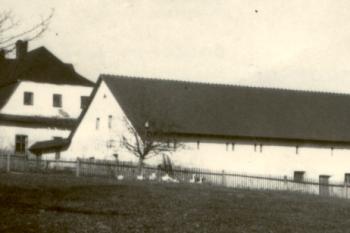Pohled na zámek a jižní část dvora od jihovýchodu ( © J. Tichánek a kolektiv: Šlechtická sídla na Frýdecko-Místecku, Alpress, Frýdek-Místek 2006)