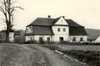 Pohled na zámek od jihozápadu ( © J. Tichánek a kolektiv: Šlechtická sídla na Frýdecko-Místecku, Alpress, Frýdek-Místek 2006)