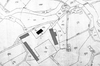 Vyznačení budov dvora (šedě) a objektu zámku (černě) na mapě Pozemkového katastru z počátku 20. století dle Jana P. Štěpánka ( © Jan P. Štěpánek (in J. Tichánek a kolektiv: Šlechtická sídla na Frýdecko-Místecku, Alpress, Frýdek-Místek 2006))