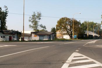 V místech dnešních menších obchůdku stával zámek ( © Miroslav BITTER 08/2006)