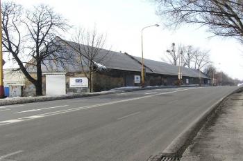 jeden z dochovaných objektů bývalého dvora ( © Jan P. Štěpánek 2005)