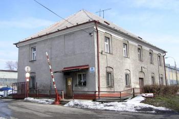 Správní budova bývalého dvora, později zvaná nový zámek ( © Jan P. Štěpánek 2005)