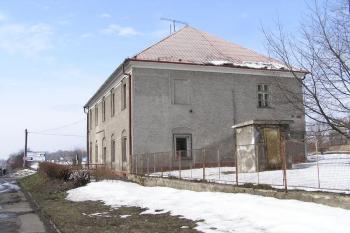 Správní budova dvora, později zvaná nový zámek ( © Jan P. Štěpánek 2005)