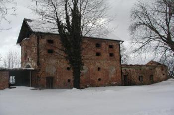 Jedna z dosud stojících staveb zámeckého areálu ( © Roman Krejčí 08/2006)