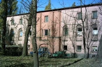 Pohled na jižní fasádu dnes bývalého zámku ( © Miroslav BITTER 2005)