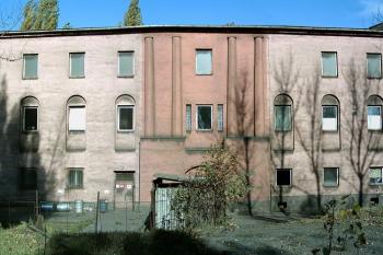 Celkový pohled na jižní fasádu bývalého zámku ( © Miroslav BITTER 2005)