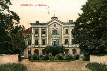 Hlavní průčelí zámku na pohlednici z počátku 20. století ( © Muzeum Slezska těšínského v Těšíně)