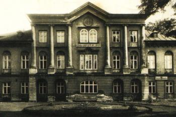 Zámek jako sídlo dívčí školy vesnického hospodářství v letech 1919 - 1939 ( © Muzeum Slezska těšínského v Těšíně)