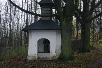 kaplička pomalu chátrá, stav v současné době již bez ukradených vrátek (© D Dohňanský, 12/2013)