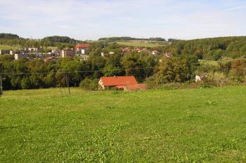 Pohled z místa zaniklého zámku na obec Stanislavice ( © Jan P. Štěpánek 09/2007)