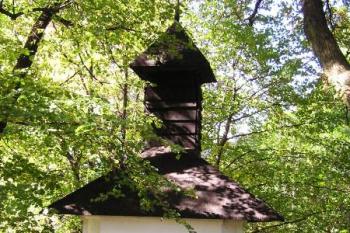 Kaplička sv. Jana Nepomuckého při bývalém vstupu do areálu zámku ( © Jan P. Štěpánek 09/2007)