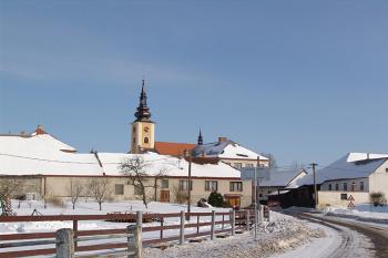 Pohled od silnice směrem na Vápovice ( © Roman Řezáč 03/2005)