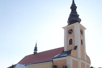 Celkový pohled na kostel ( © Roman Řezáč 03/2005)