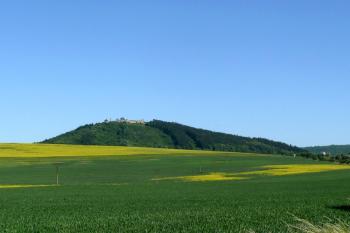 kopec s hradem Starý Jičín od severozápadu ( © Jan P. Štěpánek 05/2011)