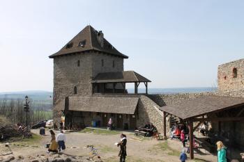Zřícenina hradu Starý Jičín (© Vlastislav Mareček, 04/2016)