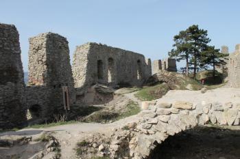 Zřícenina hradu Starý Jičín (© Vlastislav Mareček, 04/2016)