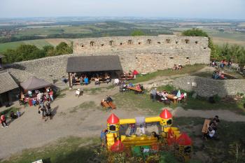 první hradní nádvoří v sev.části hradu (© D Dohňanský, 10/2016)