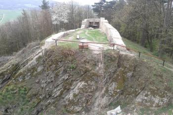 Pohled přes šíjový příkop na jižní předhradí ( © Ivo Rozehnal 04/2018)