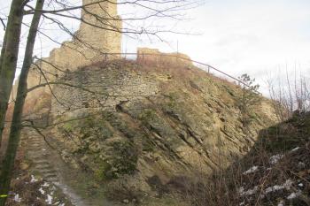 Zakončení západní parkánové hradby ve skále šíjového příkopu ( © Dušan Dohňanský 02/2020)