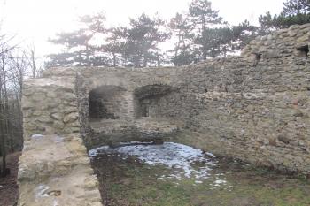 Špaletové střílny předsunutého opevnění ( © Dušan Dohňanský 02/2020)