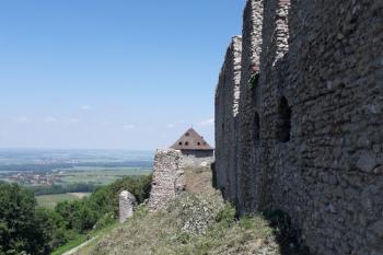 Úzký parkán na západní straně (© Dušan Dohňanský  08/2022)