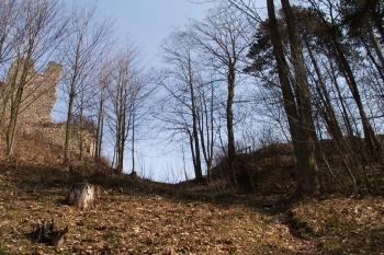 Pohled na příkop, který odděluje předsunuté opevnění od samotného hradu ( © Miroslav BITTER 2006)