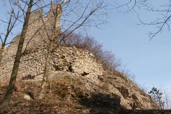 Pohled na severní část hradu a do skály vysekaný příkop ( © Miroslav BITTER 2006)