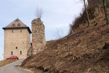 Pohled na hranolovou věž od příchozí cesty ( © Miroslav BITTER 2006)