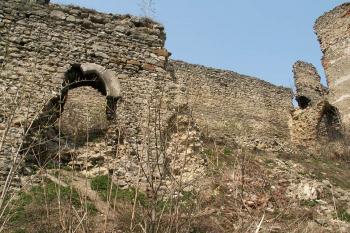 Zachovalý portál dveří ve východním opevnění – výpadní branka datovaná do závěru 13. století ( © Miroslav BITTER 2006)