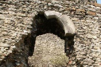 Zachovalý portál dveří ve východním opevnění – výpadní branka datovaná do závěru 13. století ( © Miroslav BITTER 2006)