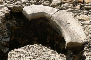 Detail portálu dveří ve východním opevnění – výpadní branka datovaná do závěru 13. století ( © Miroslav BITTER 2006)