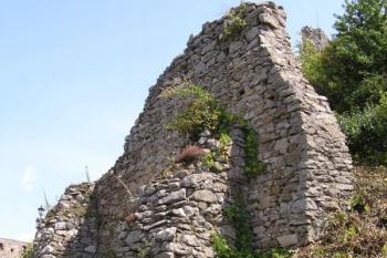 pozůstatky opěrných pilířů a hradby přihrádku při první bráně ( © Jan P. Štěpánek 08/2007)